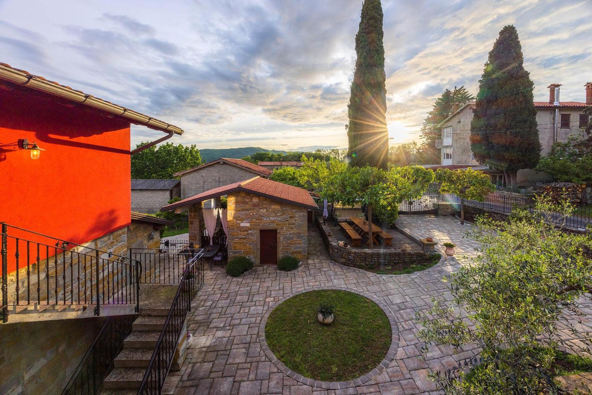 Touristfarm - Apartments "Red Fairytale" Marezige Εξωτερικό φωτογραφία